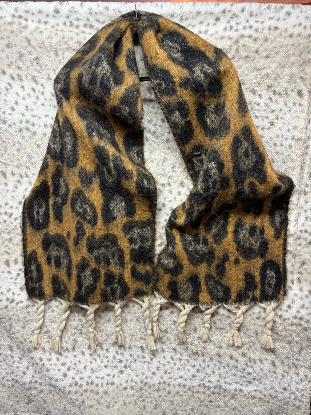 OVERSIZED ANIMAL PRINT CHUNKY SCARF